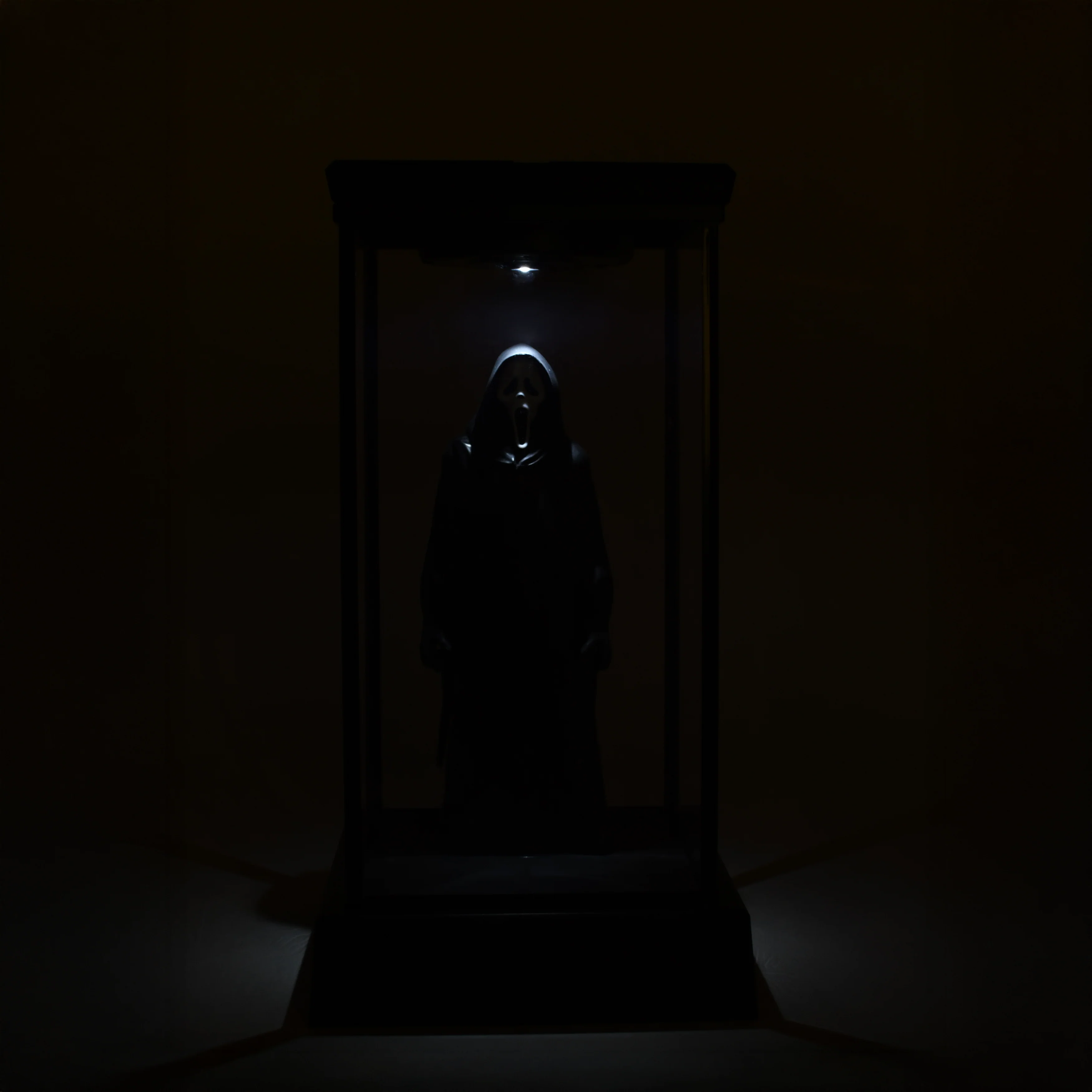 149-scream-7-ghostface-display-case-led-popcorn-bucket-4.webp Scream 7 Ghostface Display Case LED Popcorn Bucket